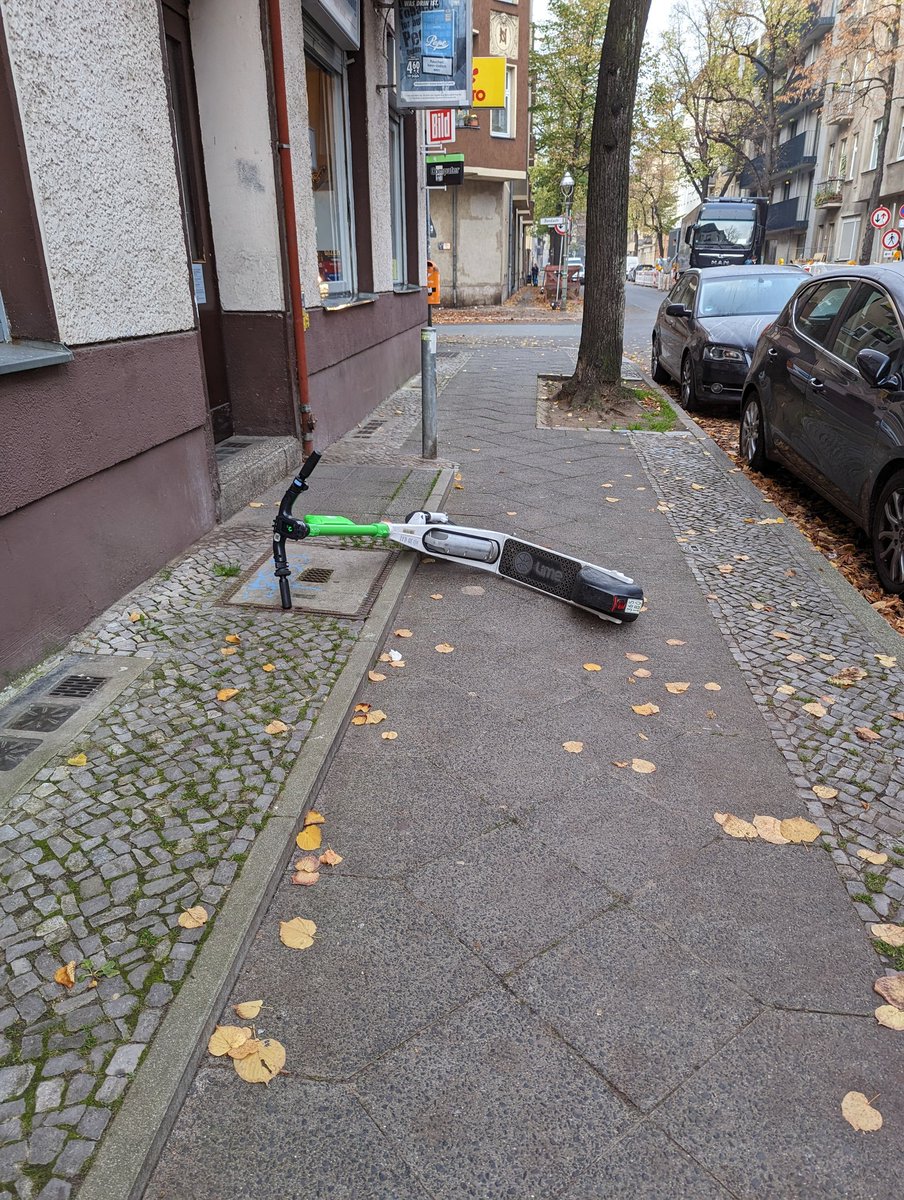 byseebass's tweet photo. @SenUMVKBerlin @BerlinNkl tut bitte etwas gegen diese Roller @limebike @_LIMEAID

#wtf #escooter #berlin #neukoelln https://t.co/dXhxbahukY