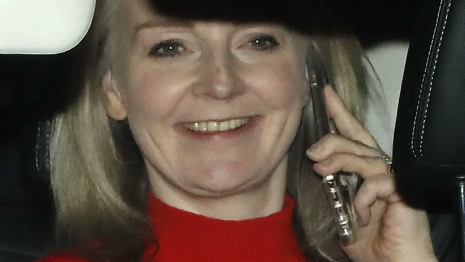 franceinfo's tweet photo. [AUDIO] ➡️ Grande-Bretagne : le téléphone personnel de Liz Truss piraté selon la presse anglaise

👇 
https://t.co/LenGGrHwGv https://t.co/iXMLkoXz6f