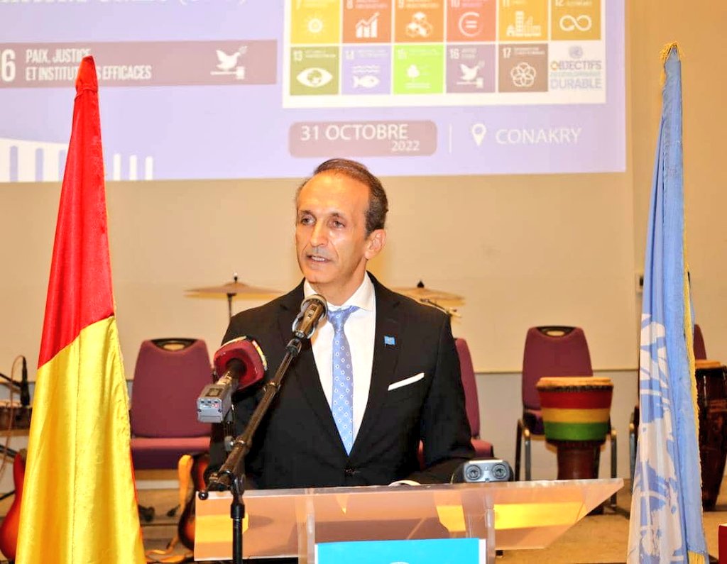 OnuGuinee's tweet photo. La #Guinee célèbre les #77ans de l’#ONU à un moment où le monde est en proie à de profonds bouleversements et le système multilatéral connaît une véritable crise #climat #covid #UkraineWar.
@MartinVncnt &amp; #BernardGomou, PM @PrimatureGN font la promotion de la #paix pr les #ODD. https://t.co/9vEnTwa0CL