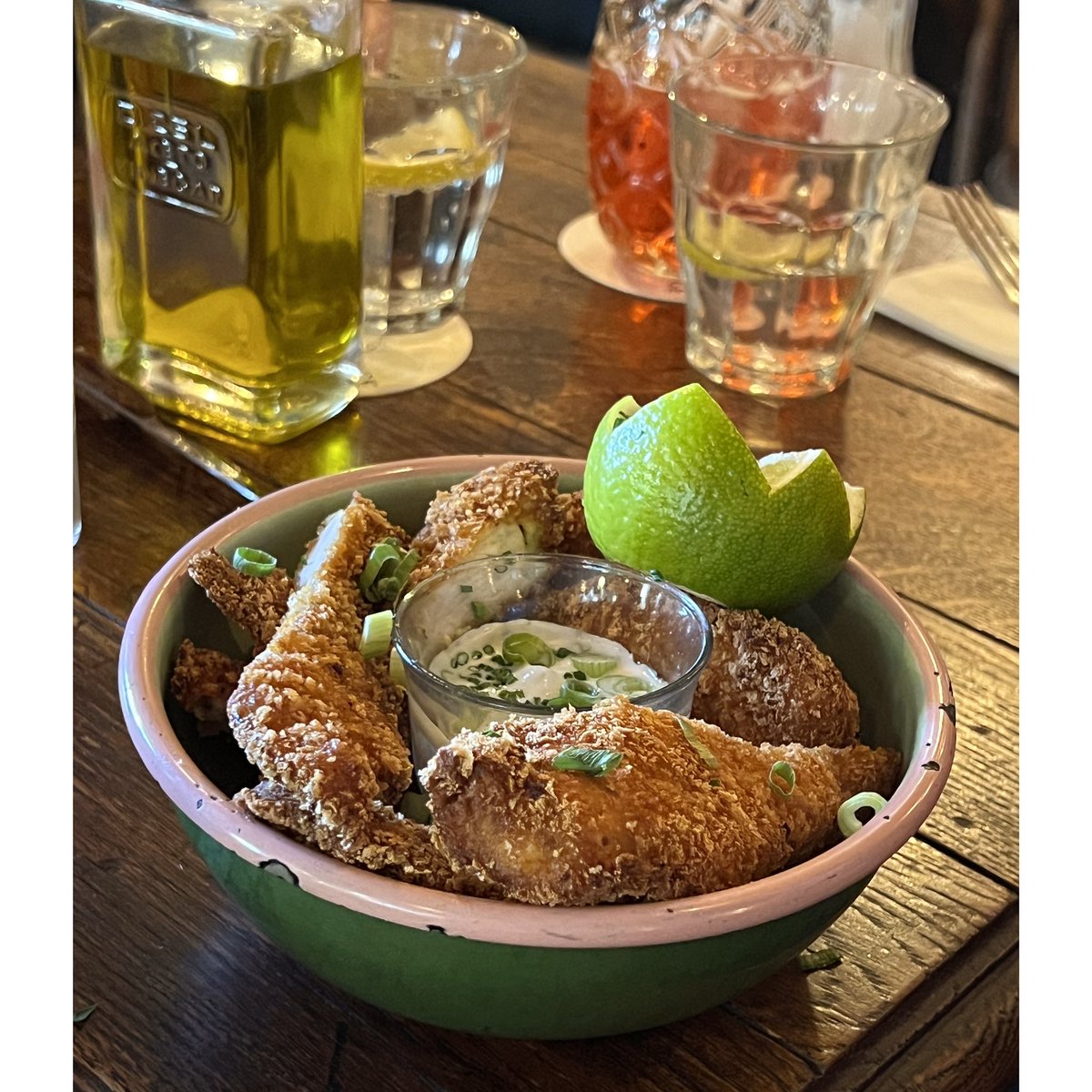MoveEat's tweet photo. Déjeûner avec les Minis A au restaurant « La Maison Sauvage », 5 place Victor Hugo à Paris. Poulet crispy. Tendre et croquant, parfumé, bon https://t.co/u3FryExnNx
