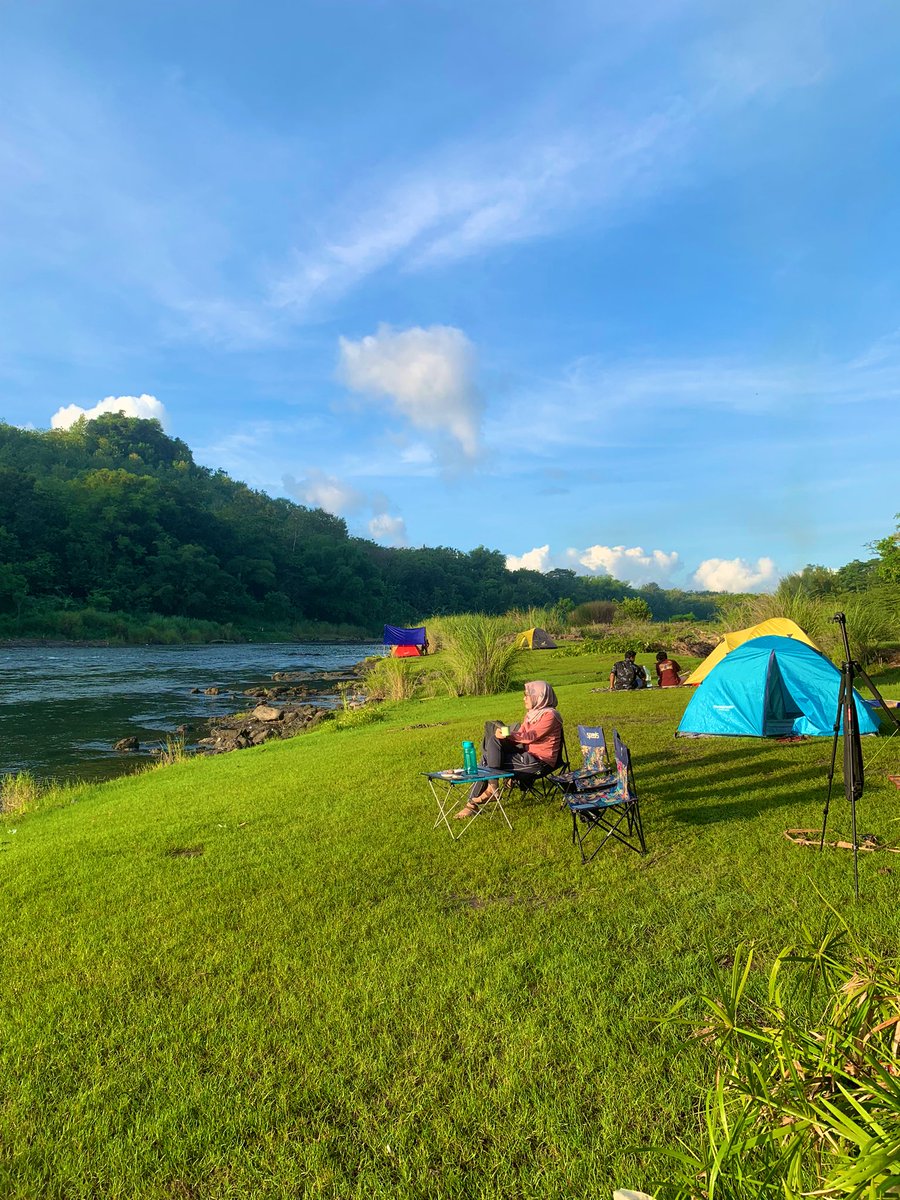 Salah satu tempat di Jogja yg bisa aku rekomendasikan kalo kalian lg butuh berkontemplasi atau healing atau lagi bosen sama rutinitas. Tempat ini tuh dari pagi, siang, sore, bahkan malam pun bagus banget, kebetulan kmrn pas cerah jd malem byk bintang. Aku kemaren ngecamp di sini.