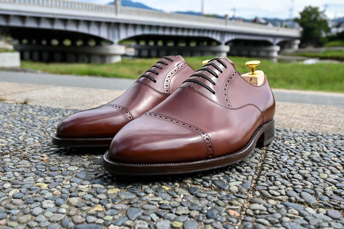 ScapeShoe's tweet photo. 今回の特注品はオーダーメイドの靴です。イタリアンカーフを使った茶系のストレートチップ。穴飾りが入ると印象が変わりますね。シームレスの踵にはイニシャルのメダリオン（穴飾り）を入れています。今回の撮影は鴨川です。京都はもちろん様々な土地をこの靴で歩いていだだけたら幸いです。 https://t.co/5k6tW2IRc9