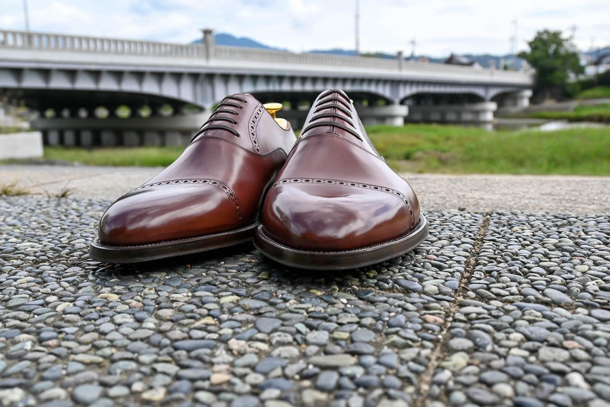 ScapeShoe's tweet photo. 今回の特注品はオーダーメイドの靴です。イタリアンカーフを使った茶系のストレートチップ。穴飾りが入ると印象が変わりますね。シームレスの踵にはイニシャルのメダリオン（穴飾り）を入れています。今回の撮影は鴨川です。京都はもちろん様々な土地をこの靴で歩いていだだけたら幸いです。 https://t.co/5k6tW2IRc9