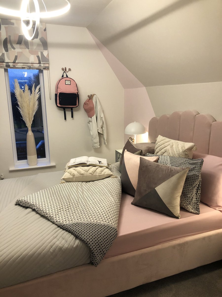 Navy and Pink the perfect couple that always bring out the best in each other!!! 
#showhome #showhomeinteriors #showhomeinteriordesign #showhomestyle #showhomesthatinspire #interiordesign #interiordesignstudio #interiorsforall #bespokeinteriors #bespokeinteriordesign #sbs #KingOf