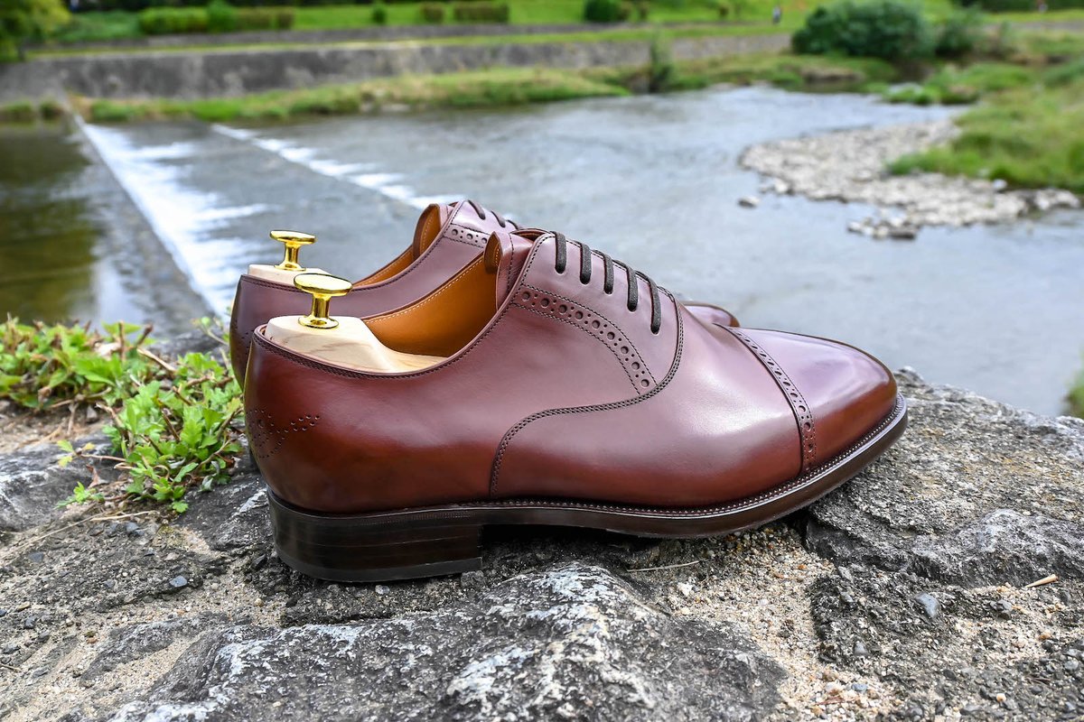 ScapeShoe's tweet photo. 今回の特注品はオーダーメイドの靴です。イタリアンカーフを使った茶系のストレートチップ。穴飾りが入ると印象が変わりますね。シームレスの踵にはイニシャルのメダリオン（穴飾り）を入れています。今回の撮影は鴨川です。京都はもちろん様々な土地をこの靴で歩いていだだけたら幸いです。 https://t.co/5k6tW2IRc9