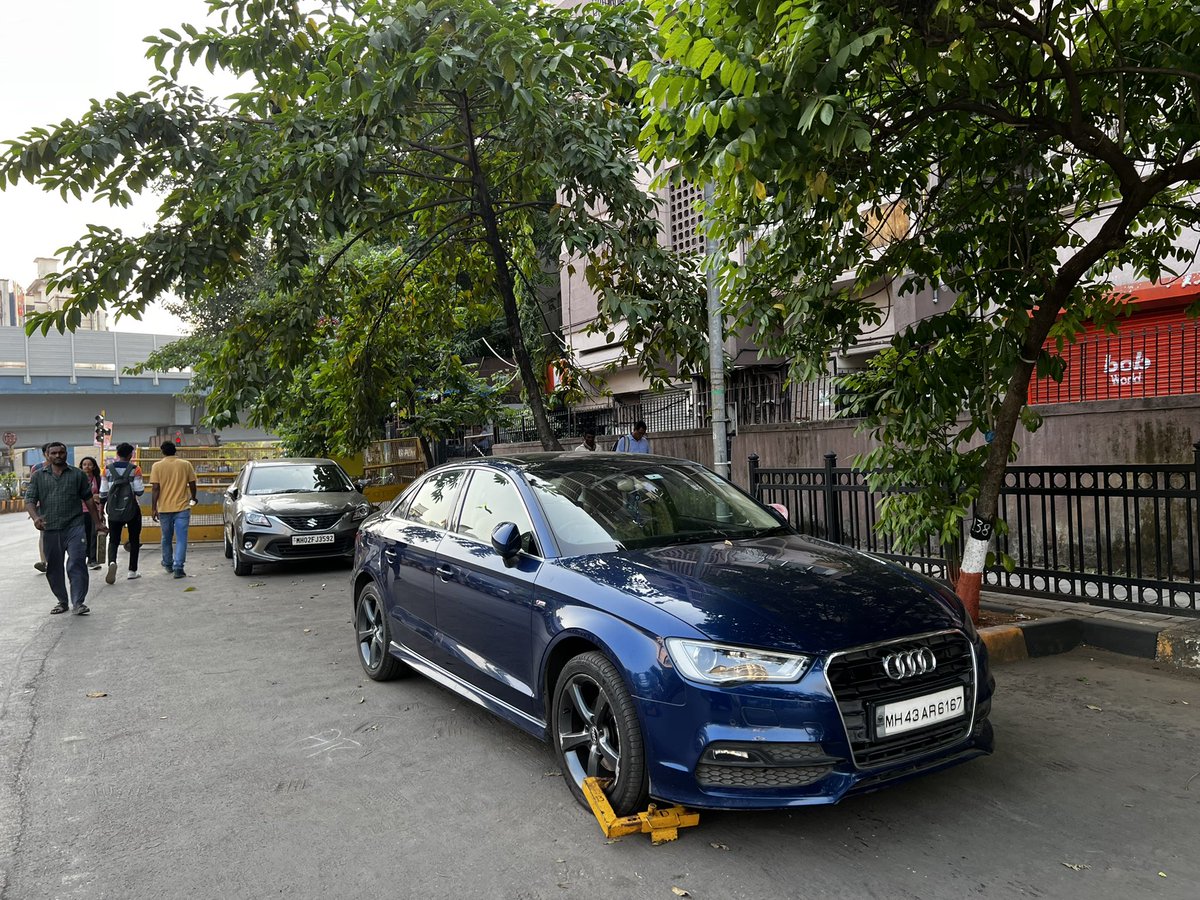 vikramrbhosale's tweet photo. @MTPHereToHelp my vehicle is clamped for no parking but there is no no-parking sign anywhere close by … also the vehicle behind me is not clamped as it has police plate on dashboard… are laws different for cops and citizens? Besides this the cop refused to give an e-challan! https://t.co/UELBwUGgci