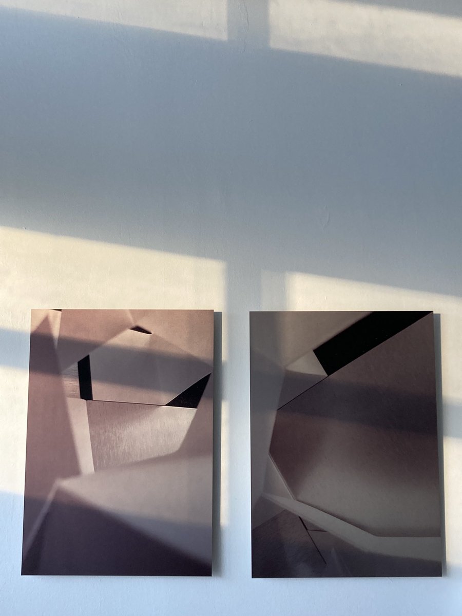 helene_vans's tweet photo. Les œuvres photographiques au mur  dans la lumière du matin dans mon atelier . https://t.co/4VBh1F8B6K