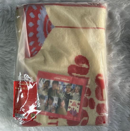 kcupmnl's tweet photo. 🎃👻Halloween Paubos Sale👻🎃

BTS 2021 Holiday Collection -  Little Wishes Blanket (Sealed)
🏷 ₱1,500

💌 payment due on Nov.10
💌 full COD thru ggx/flash
🛵 ggx, j&amp;t, flash, sdd, sco

🛒 Comment MINE + ITEM to claim

#KCupMNLHalloweenSale https://t.co/JinMX67BO2