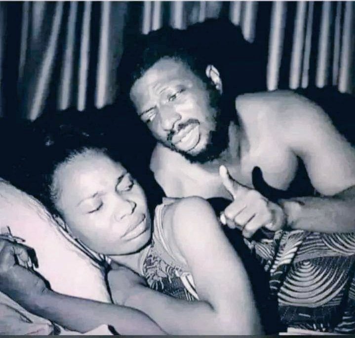 AliceSasha20's tweet photo. Those who understand sign
language what does man saying
 to the lady plz???🤦🤪🏃 https://t.co/D5RodEQqvK