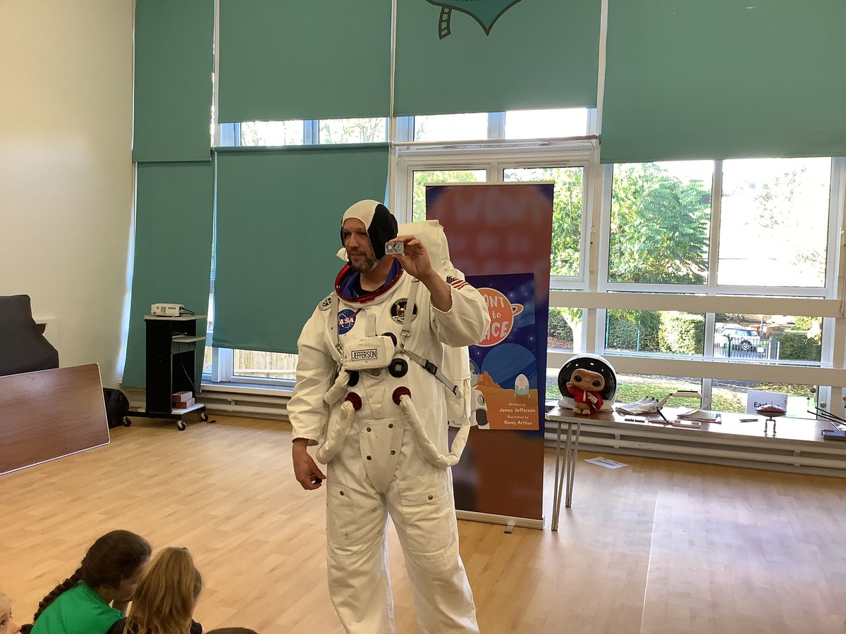 Yesterday Years 1, 2 and 3 enjoyed a local author visit! Together we listened to his story and found out some amazing facts about space and got to look and feel some space rocks! We even met Paul the alien. 

#Readingatdelce #Iwanttogotospace #Englishatdelce