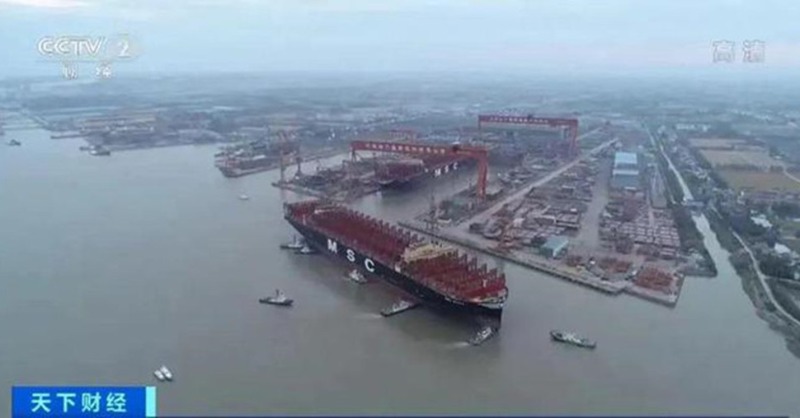 RenminDeutsch's tweet photo. Zwei der größten #Containerschiffe der Welt haben am Samstag in einer Werft in der Stadt Taixing in der ostchinesischen Provinz Jiangsu ausgedockt, so der Schiffsbauer Jiangsu Yangzi Xinfu Shipbuilding Co. Ltd.