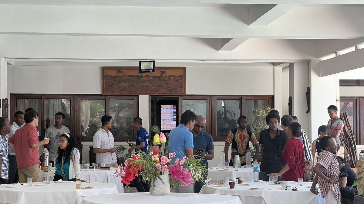 📍#TVM2022 || PAUSE CAFÉ 

Moments d’échange entre participants et formateurs de l’atelier 4 : Approches anthropologiques et historiques des relations hommes / environnement. #TanyVao2022 #Madagascar #Tulear #Environnement #Histoire #Archive #Patrimoine