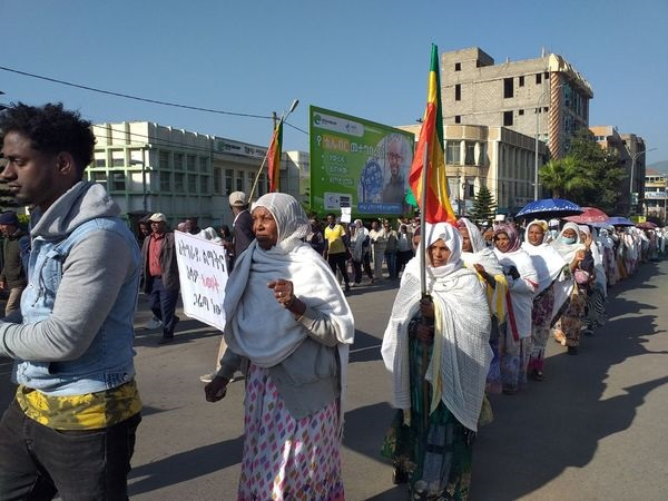 EthiopianNewsA's tweet photo. በኮምቦልቻ ከተማ የሚኖሩ የትግራይ ተወላጆች አሸባሪው ህወሃት በሃገር ላይ ያደረሰውን ጥፋት የሚያወግዝ ሰላማዊ ሰልፍ እያደረጉ ነው https://t.co/gcdAGUkPZj via @EthiopianNewsA https://t.co/Uyfkg7026u