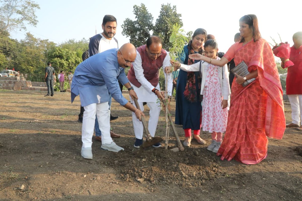 OfficeofSSC's tweet photo. मुख्यमंत्री श्री @ChouhanShivraj जी ने आज स्मार्ट सिटी उद्यान में नवअरूणोदय सामाजिक एवं सांस्कृतिक समिति के सदस्यों, जिला पंचायत सीहोर के अध्यक्ष श्री गोपाल सिंह इंजीनियर और पत्रकार श्री आकर्ष शर्मा के साथ आंवला, शहतूत और पिथोरिया के पौधे लगाए। #OnePlantADay https://t.co/pGCrhwXCBy