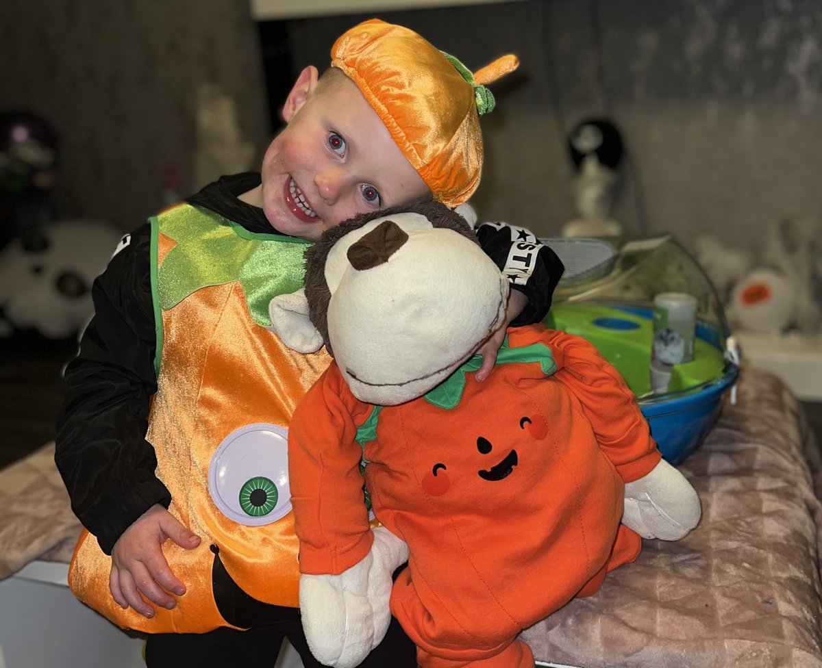 FBellaBforsyth's tweet photo. @bant_nursery B had such an amazing night last night out for Halloween with “Cheeky the Monkey” from nursery for a sleepover❤️ https://t.co/FPvZDLFDA5