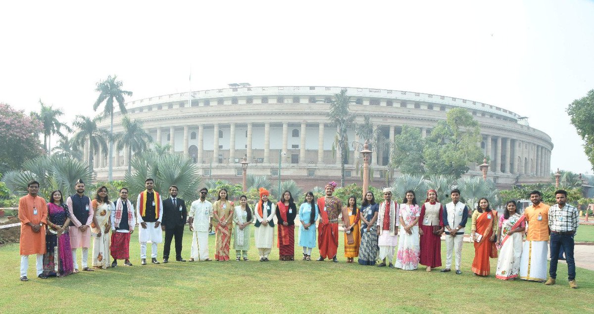 Group of participants representing Department of Higher Education, Department of School Education, students from Kota, Rajasthan and Department of Youth Affairs seen in front of Parliament House. @_NSSIndia @Nyksindia #IronMan #saradrpatel #AzadiKaAmritMahotsav