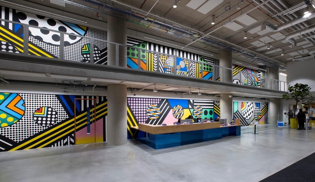 Accent_Ldn_ltd's tweet photo. Proud to have collaborated with artist Kyung Hwa Shon to provide this incredible, bold graphic mural for the new Meta offices, Kings Cross, London.⁠
'Excess of Elsewhere' spans the reception and mezzanine wall and took 3 weeks to install with @TLMC_LTD
#muralartwork #kingscross https://t.co/5JX5FRyfsb