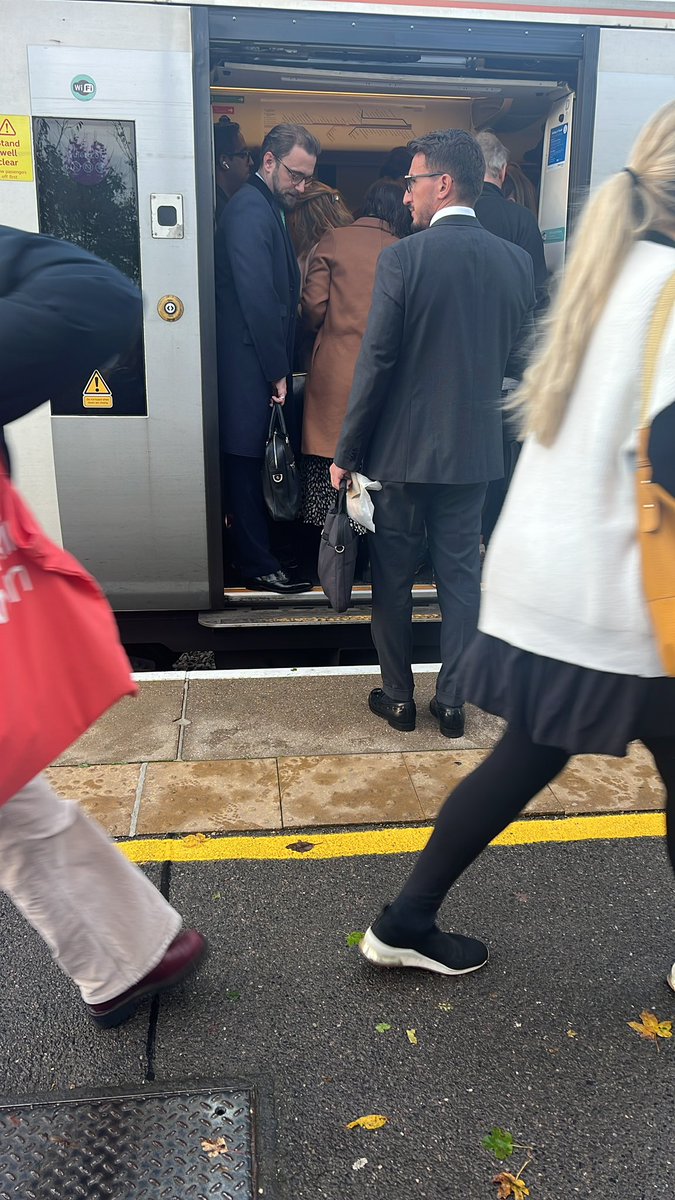 AngusBrydon's tweet photo. @chilternrailway I would like to congratulate you for a peak commuter service, 7.52 from Haddenham &amp; Parkway, where there was 4 carriages. Best bit was the driver who said “if you can’t get on tough” bravo on customer service….#gettingworse https://t.co/AuGKNAMWP1