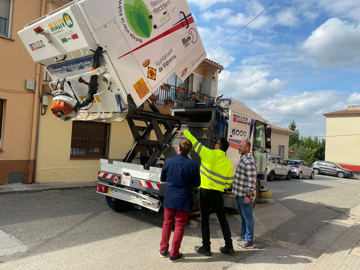 🚿🧹Des de fa poques setmanes ha entrat el nou servei de neteja vial a #Vidreres 

👆🏻 Aquest nou contracte representa més hores de servei a tots els barris del municipi

#Neteja #Barris #CuidemVidreres