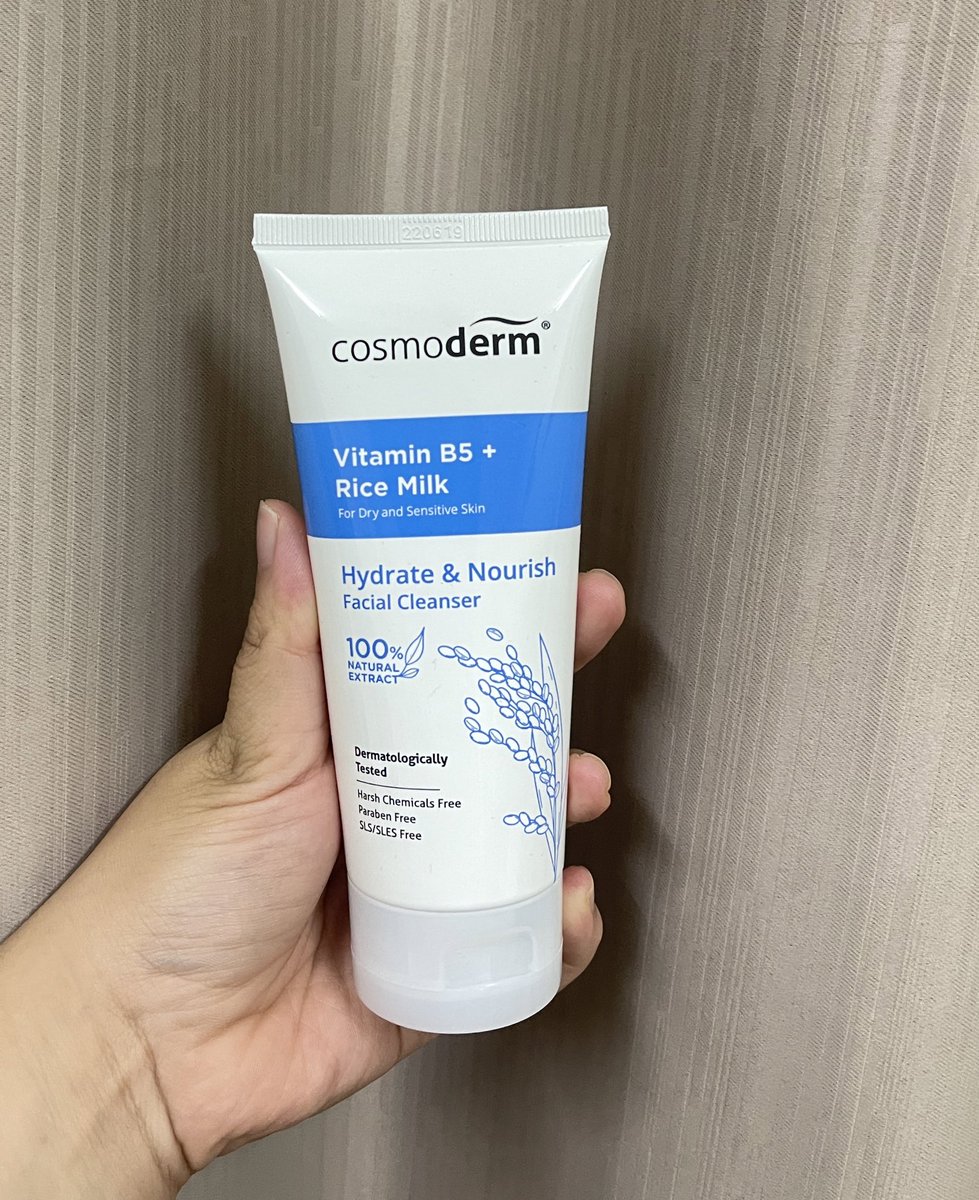 ketengahketepi's tweet photo. tahu tak Cosmoderm ada keluarkan new cleanser?😭3 jenis Cosmoderm keluarkn!Laju2 i grab cleanser baru ni dekt Guardian!Been using Cosmoderm for long term tk pernh mengecewakan🫶🏻this is my first skincare masa teenager.Yg baru ni ada AHA,Vitamin B5, &amp; BHA. Cari cept dekt Guardian! https://t.co/3TzEZia9RZ