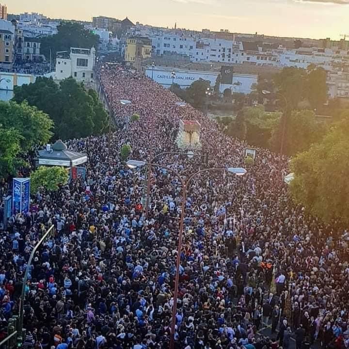 EspDeTriana's tweet photo. EFEMÉRIDE | Tal día como hoy, en 2018, La #Esperanza recorría, en loor de multitudes, las calles de #Triana y #Sevilla en busca de una Catedral que la esperaba para celebrar, con sumo gozo, el VI Centenario fundacional de su hermandad. 

#EsperanzaDeTriana https://t.co/xO5TYEeI0d