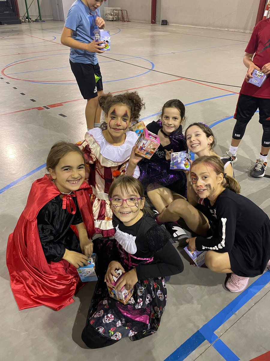 CB625Ponferrada's tweet photo. ¿Has visto la superfiesta de #Halloween que celebramos ayer con nuestros equipos de minibasket? 🎃 #CB625 #SomosAmarillos https://t.co/KwgWlABS3q