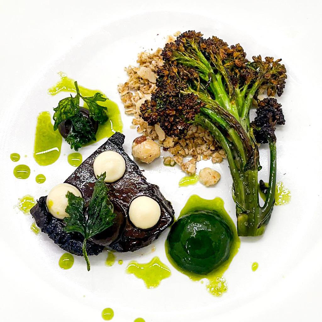 Beef steak fungus, celeriac, broccoli, black garlic, hazelnut, nettle

#vegan #veganfood #plantbased