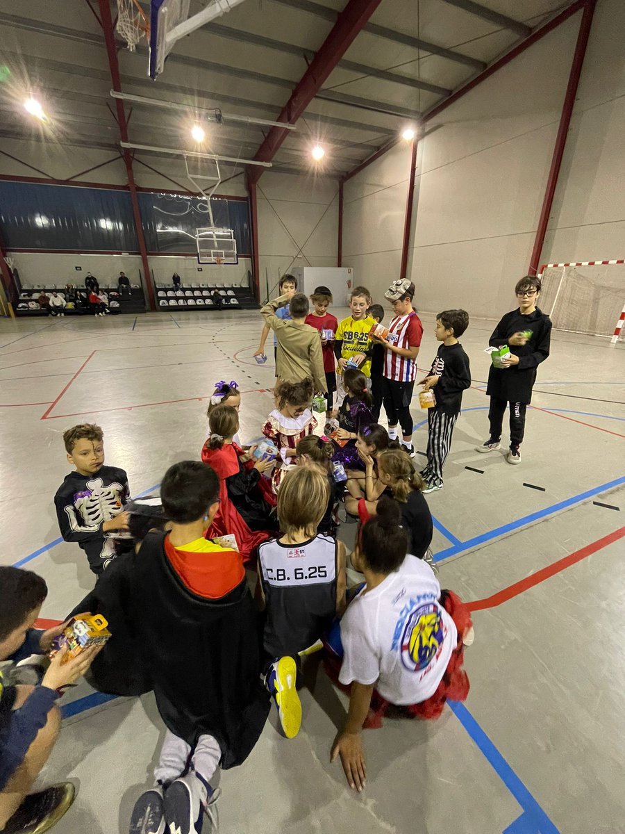 CB625Ponferrada's tweet photo. ¿Has visto la superfiesta de #Halloween que celebramos ayer con nuestros equipos de minibasket? 🎃 #CB625 #SomosAmarillos https://t.co/KwgWlABS3q