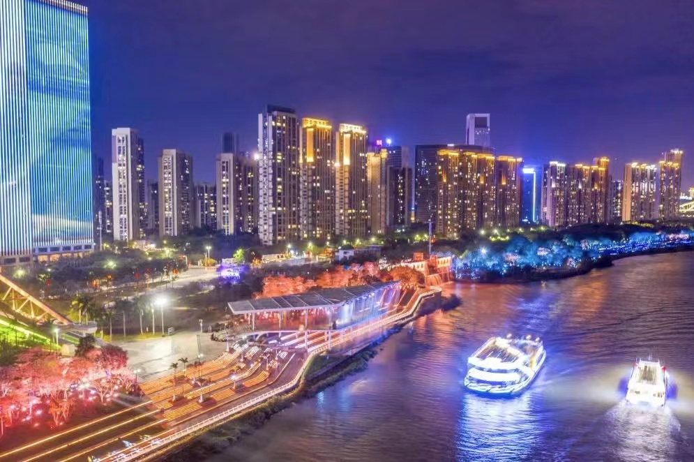 FunShareFS's tweet photo. Night leisure and entertainment increasingly become part of Foshan people's lives The "night economy" is becoming the bright new business card of Foshan. Take a look at Foshan's glittering night scene! #BeautifulFoshan #FunshareFoshan https://t.co/qG72ks8x3L