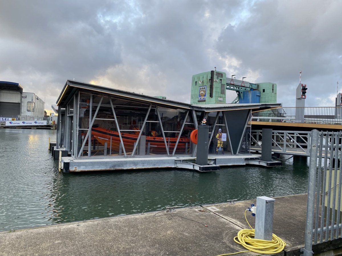 DeasyPamela's tweet photo. Fairly miserable morning out there, time for another day in the classroom #Collegedays #lifeboatcollege #everydayisalearningday #RNLICollege #Poole #TheLifeboatCollege #CollegeofKnowledge https://t.co/nwIcZolbij