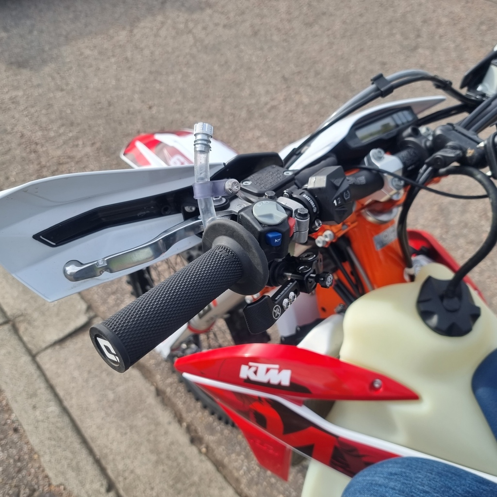 RaceTorx's tweet photo. THUMB BRAKE
Control offroad? imagine your thumb operating the rear brake.... In a technical section use our thumb brake for superior control! ;)
#thumbbrake #thumbrake #junctionvalve #fingerbrake #handbrake #brakes #stuntbike #supermoto #mx #ktm300 #motocross #ktm https://t.co/Xjha6Tq17g