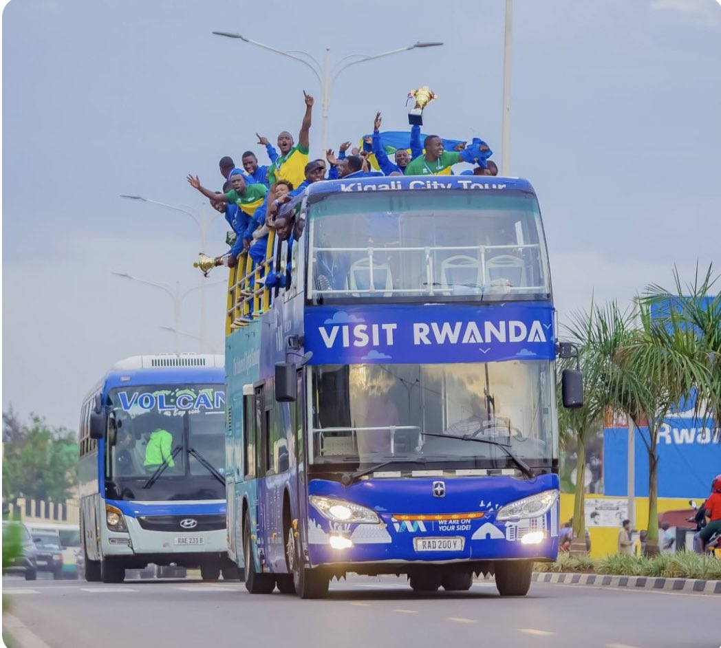 VolcanoLtd's tweet photo. #volcanoexpress #kwisonga 🤾♂️🥅 hamwe na handball team nyuma yo kubona itike yo kuzakina imikino ya IHF Trophy Africa .
#VisitRwanda #handball https://t.co/HExgGuG003