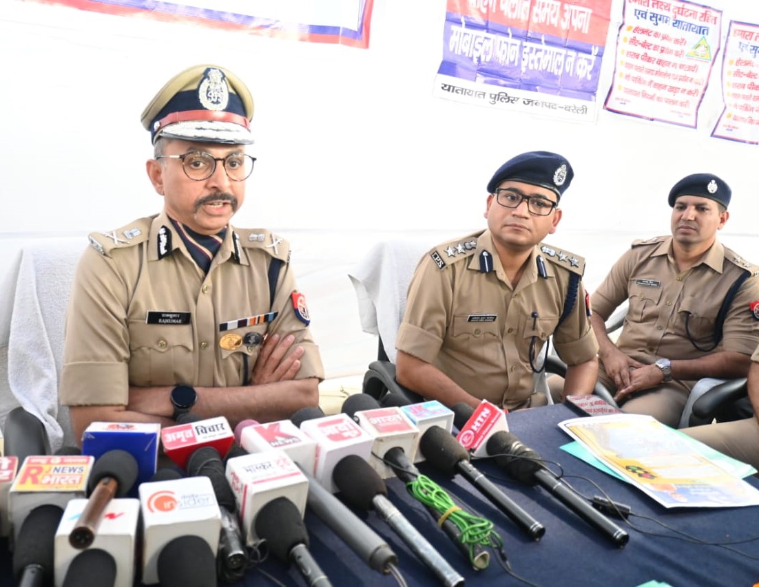 .<a href="/adgzonebareilly/">ADG Zone Bareilly</a> द्वारा आमजन को सड़क सुरक्षा के प्रति जागरूक करने व यातायात नियमों के पालन हेतु प्रेरित करने के लिए यातायात जागरूकता रैली को चौकी चौराहा, बरेली से हरी झण्डी दिखाकर रवाना कर यातायात माह नवम्बर-2022 का शुभारम्भ किया गया। #UPPolice 
<a href="/SanyuktaSam1/">Sanyukta Samaddar</a> <a href="/CommissionerBa1/">Commissioner, Bareilly Division</a>