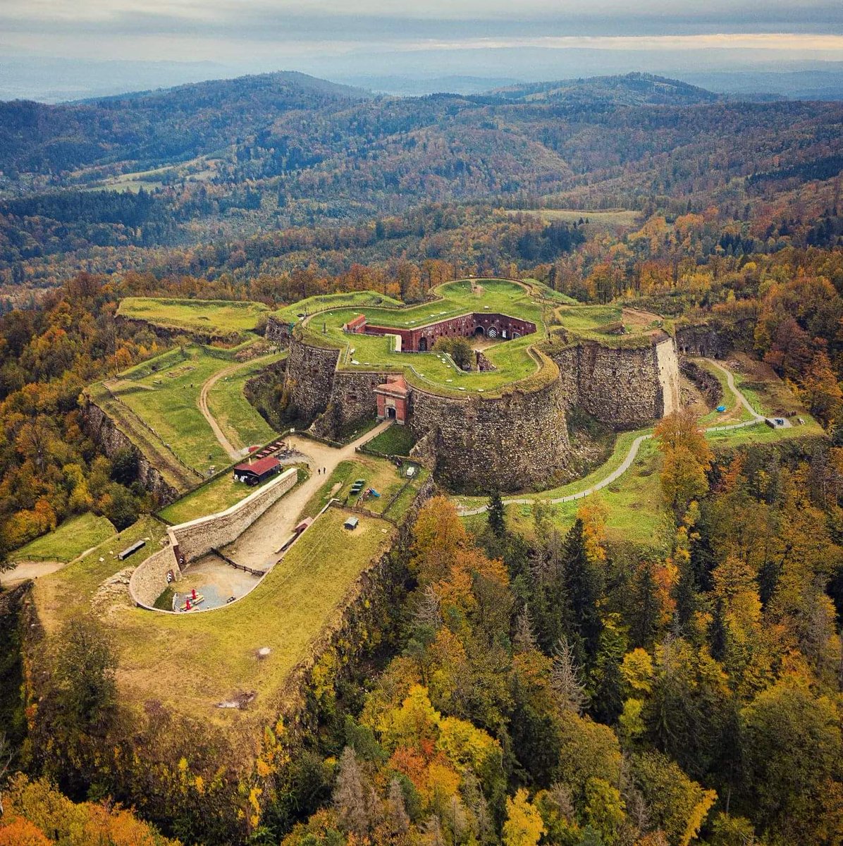 #srebrnagóra #forty #walbrzych #sopthedrone <a href="/PrzystanekD/">Przystanek Dolny Śląsk 💛🖤</a>