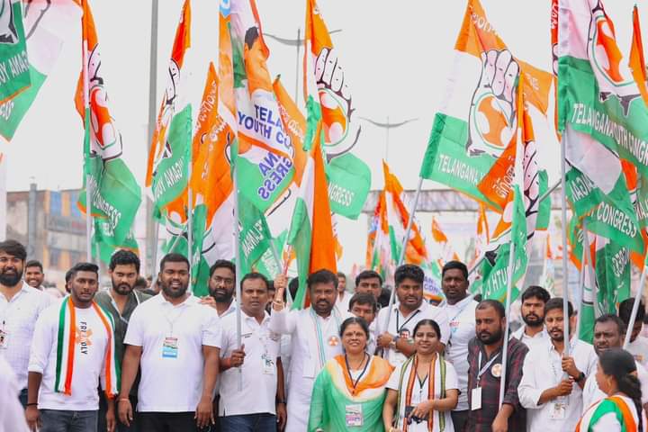 ShivaSenaIYC's tweet photo. Today walks with IYC workers to fight the issues of inflation, and unemployment and to spread the message of Unity and peace.

#BharatJodoYatra https://t.co/AxmZJetjd2