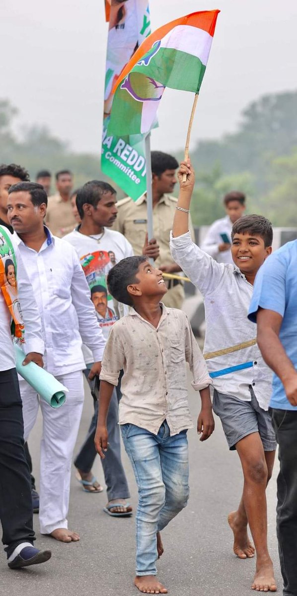 ShivaSenaIYC's tweet photo. Today walks with IYC workers to fight the issues of inflation, and unemployment and to spread the message of Unity and peace.

#BharatJodoYatra https://t.co/AxmZJetjd2