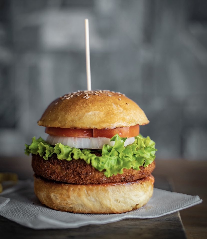 KigaliLounge's tweet photo. TUESDAY BURGER PROMO DAY🤩
•
What’s your #favorite BURGER flavor? 
Chicken, Beef, or Fish?☺️
•
Call us +250 788 313 788 to buy one 🍔 and get one 🍔 FREE😋😋
#YouKnowTheSpot 🥵 https://t.co/B2rwAIprMu
