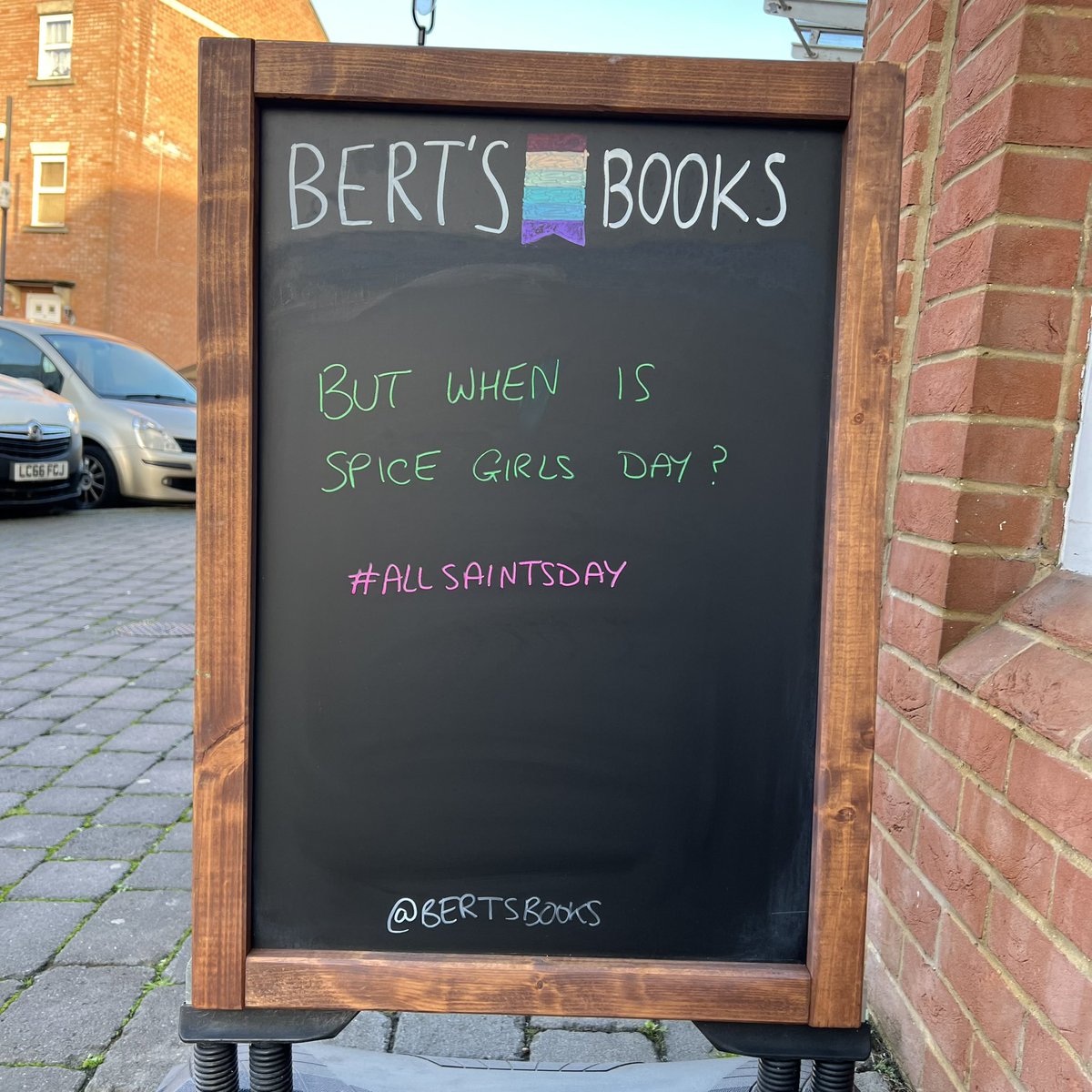 bertsbooks's tweet image. It’s not even about books, but it makes me laugh, and I make the rules, so there.
