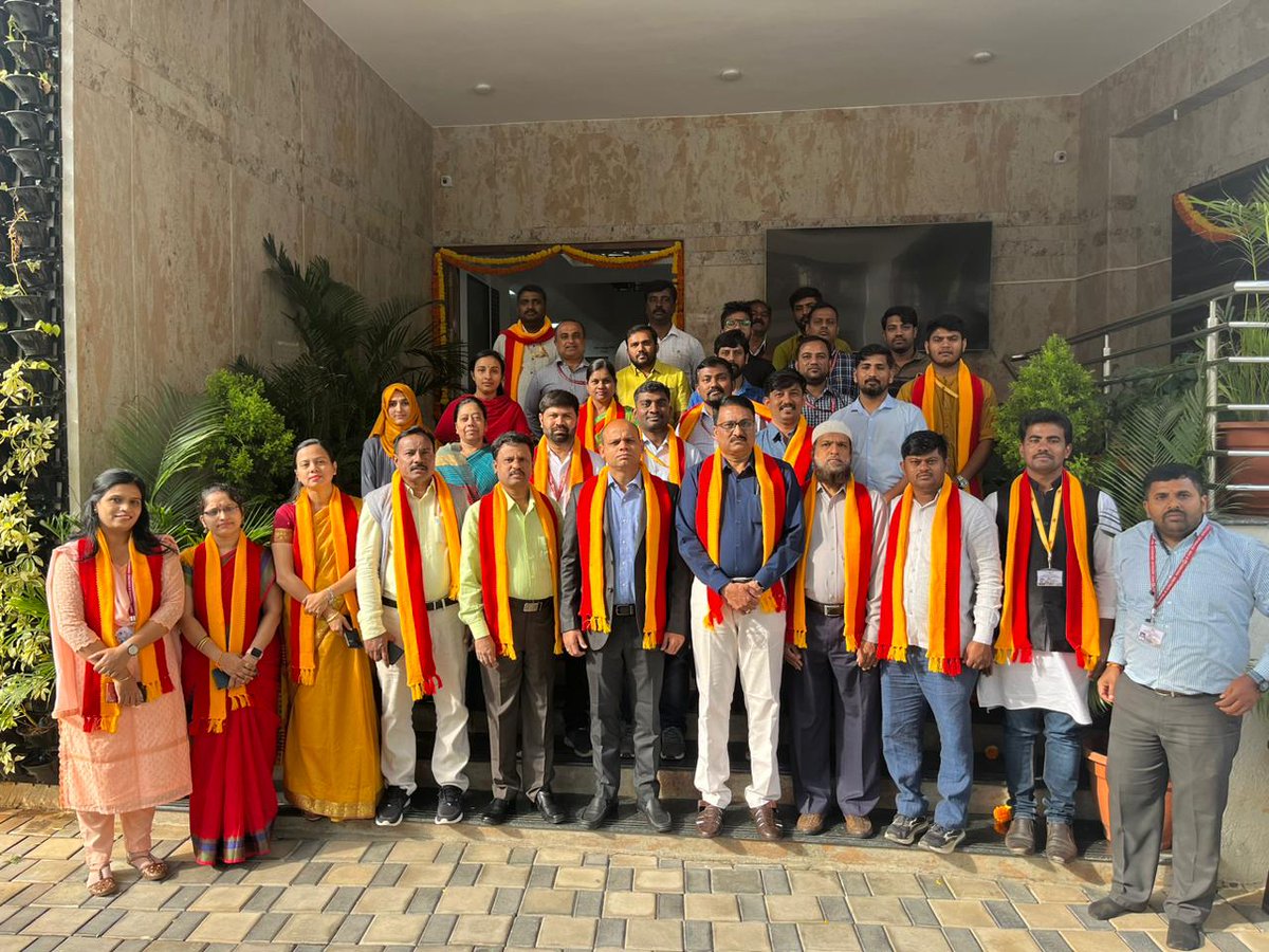 MdrsPrincipal's tweet photo. ಅಲ್ಪ ಸಂಖ್ಯಾತರ ಕಲ್ಯಾಣ ನಿರ್ದೇಶನಾಲಯದಲ್ಲಿ ಮಾನ್ಯ ನಿರ್ದೇಶಕರ ಅಧ್ಯಕ್ಷತೆಯಲ್ಲಿ ಕನ್ನಡ ರಾಜ್ಯೋತ್ಸವದ ಕಲರವ. 💐 ಹಾಗೂ ಇಲಾಖೆಯ ಎಲ್ಲಾ ಅಧಿಕಾರಿ ವರ್ಗದವರಿಗೆ ಪ್ರಾಂಶುಪಾಲರ ಸಂಘದಿಂದ ಕನ್ನಡ ರಾ���್ಯೋತ್ಸವದ ಶುಭಾಶಯಗಳು.💐💐 https://t.co/SKUVNXcf2z