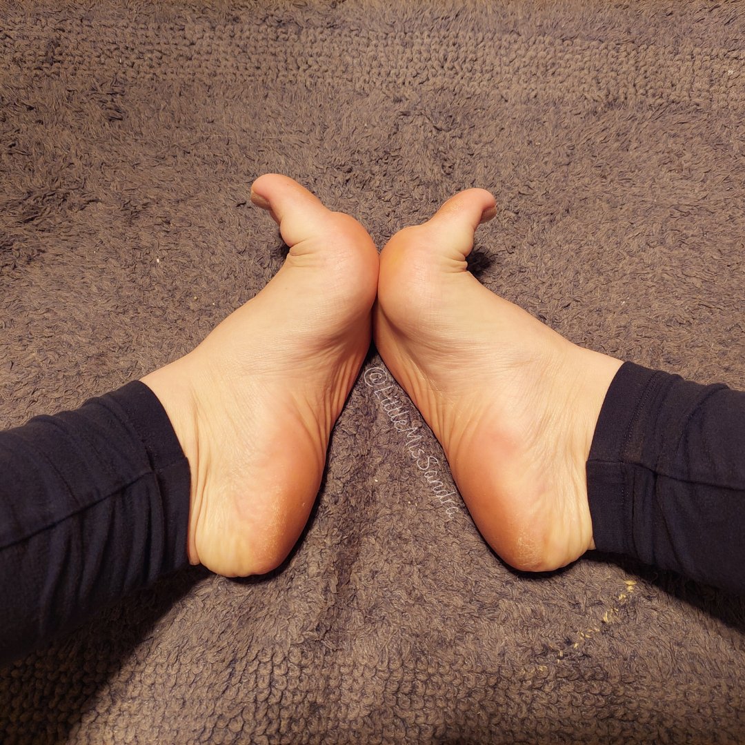 LitMisSandra's tweet photo. About to hop in the bath.... what are you doing?

Bare feet girl * bathtime * tired * foot rub please 
Female * women * arch * wrinkles https://t.co/QGDCeIH3p4