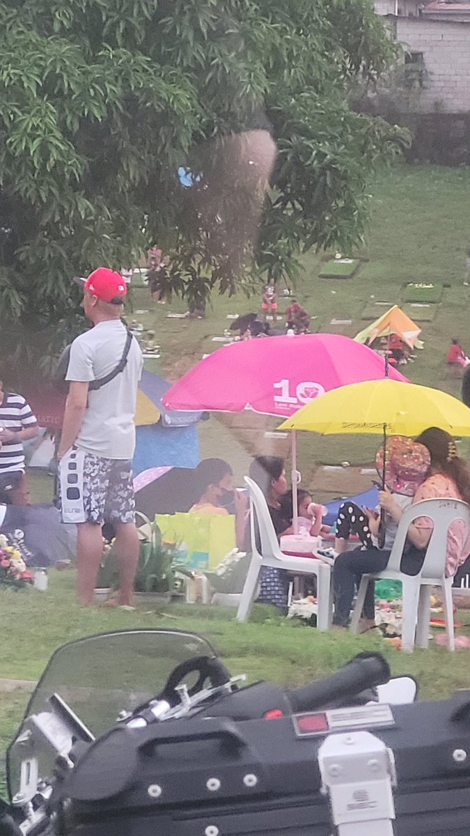 butterfly97baby's tweet image. 📍 Providence Memorial Park

Ngayon lang ako nakakita ng ganitong #LeniRobredo2022 umbrella 😅