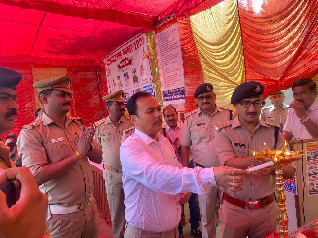 lalitpurpolice's tweet photo. #SPLTP व #DMLTP द्वारा यातायात माह नवम्बर 2022 का शुभारम्भ क्षेत्राधिकारी सदर आफिस से किया गया,सभी नागरिकों से हेलमेट/सीटबेल्ट व यातायात नियमों के पालन करने के लिये अपील की । नागरिकों को यातायात नियमों के पालन करने के लिये जागरुक किया गया । https://t.co/0wbG4GWM2a