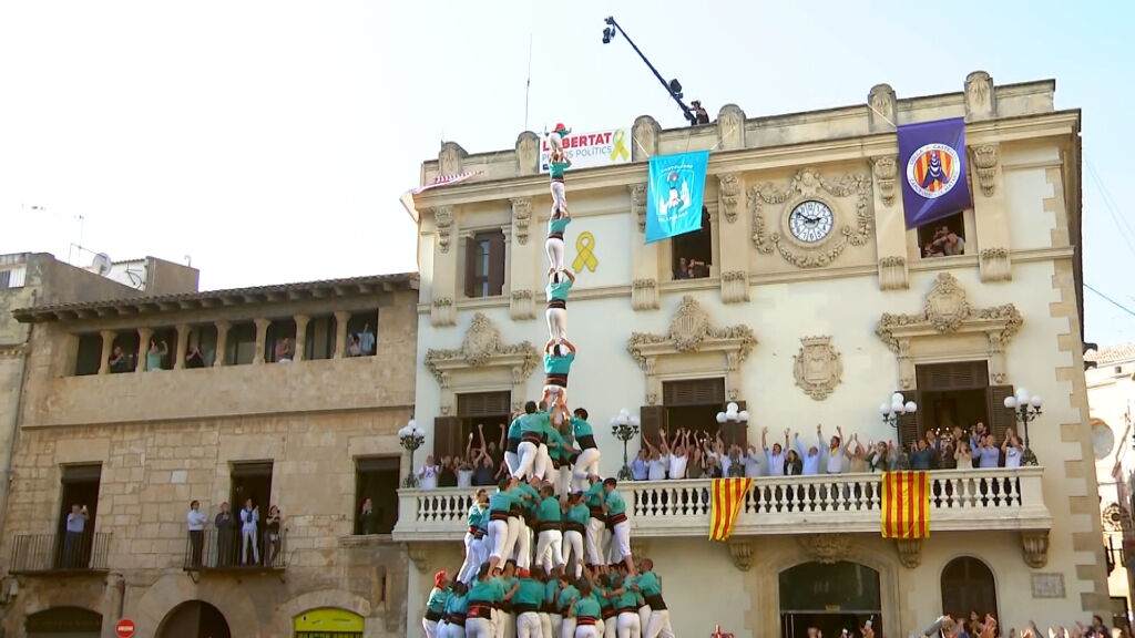 Els Castellers de Vilafranca aixequen el castell mai vist: pilar de 9 amb folre, manilles i puntals bit.ly/3sJ6qHs