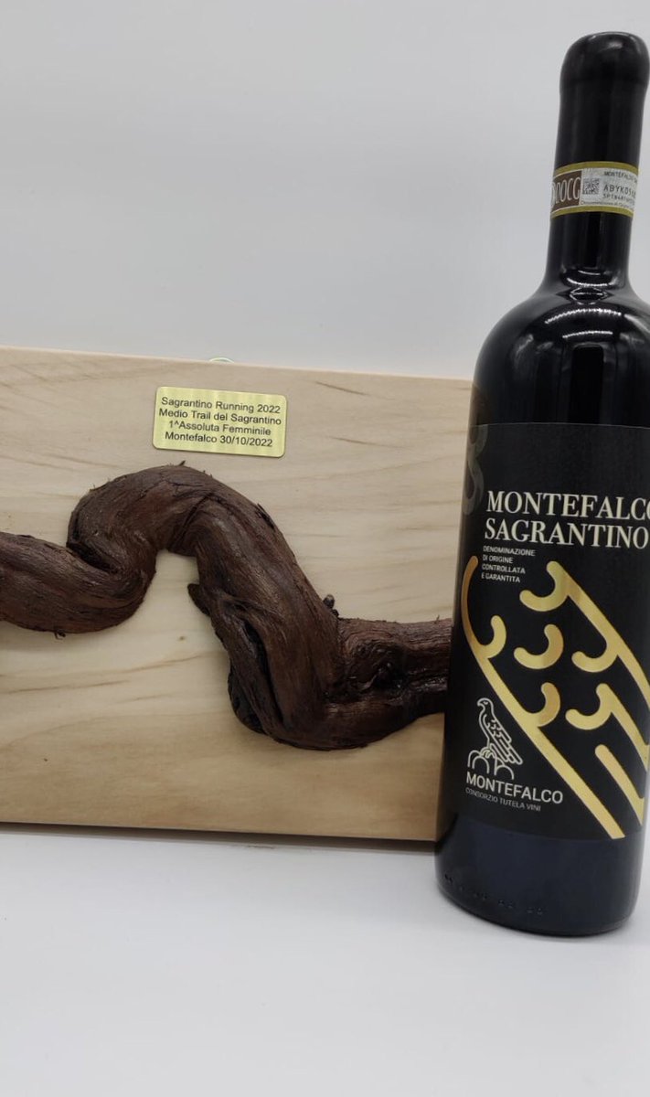🏃🏻‍♀️🏃🏻Non sono certo mancate le emozioni in questa Sagrantino Running! 

🏃🏻‍♀️🏆🏃🏻Tanti sono stati i vincitori dei diversi percorsi che quest’anno hanno goduto di un premio davvero speciale: un trofeo realizzato da un tralcio di vite di Sagrantino, un vero e proprio pezzo unico!