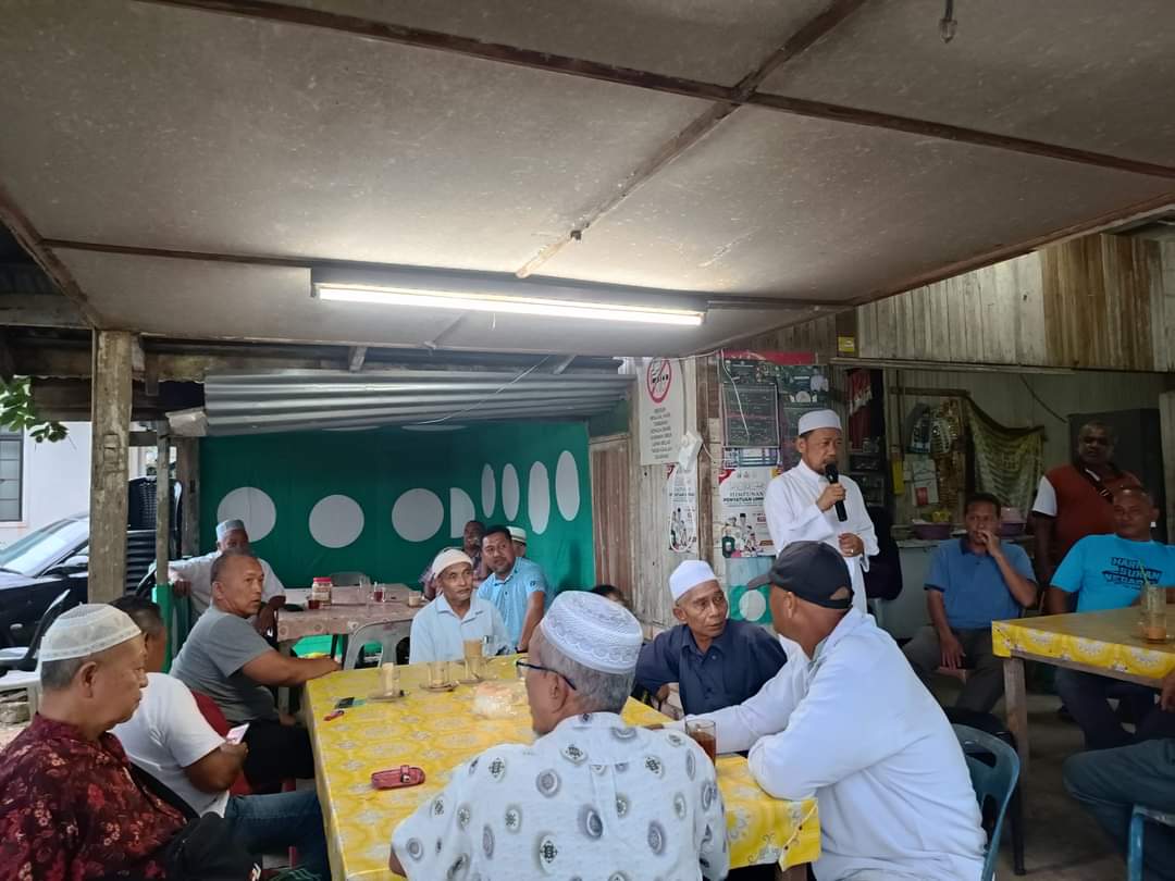 cheabdullah_dcl's tweet photo. Alhamdulillah turut berkesempatan mengunjungi dan menyantuni warga tempatan di Kedai Kopi Penghulu Lah, Mukim Jal Besar, Wakaf Bharu pada petang tadi. 

#DCL
#tumpatsejahtera
#lebarkankasihtautkansayang https://t.co/lH9u1xuWDK
