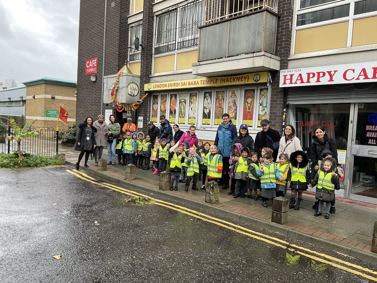 MissAddae's tweet photo. Aqua Class had a lovely time at our local Hindu Temple in Hackney. They learnt about the Hindu faith and how Diwali is celebrated in different communities. 🕉🛕 @MissOconnorSW @ShacklewellE8 @NewWaveFed https://t.co/O3y3Ke8dDO