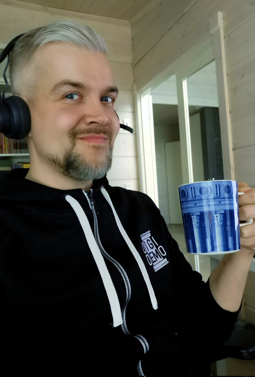 DIGIDEMO <a href="/digidemohanke/">DIGIDEMO</a> esittäytymässä etänä <a href="/SuomenEduskunta/">SuomenEduskunta</a>! Esittelyssä ennen kaikkea vuosi sitten 360-kuvatusta eduskunnasta  tuotettu digitaalinen oppimisympäristö. Tutustu lisää digidemo.fi 😎✌🏻#digidemo #demokratiakasvatus #lukiokoulutus #lops2021 #thinglink