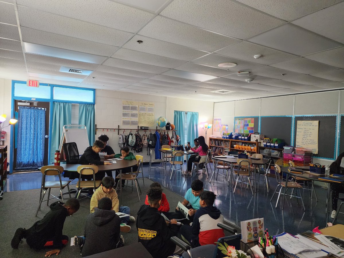 Mrs_Moore_fcps's tweet image. Students working together to determine their claim through investigation. #IncreaseEngagement #SIOP #MoESGators #OneTeamOneGoal