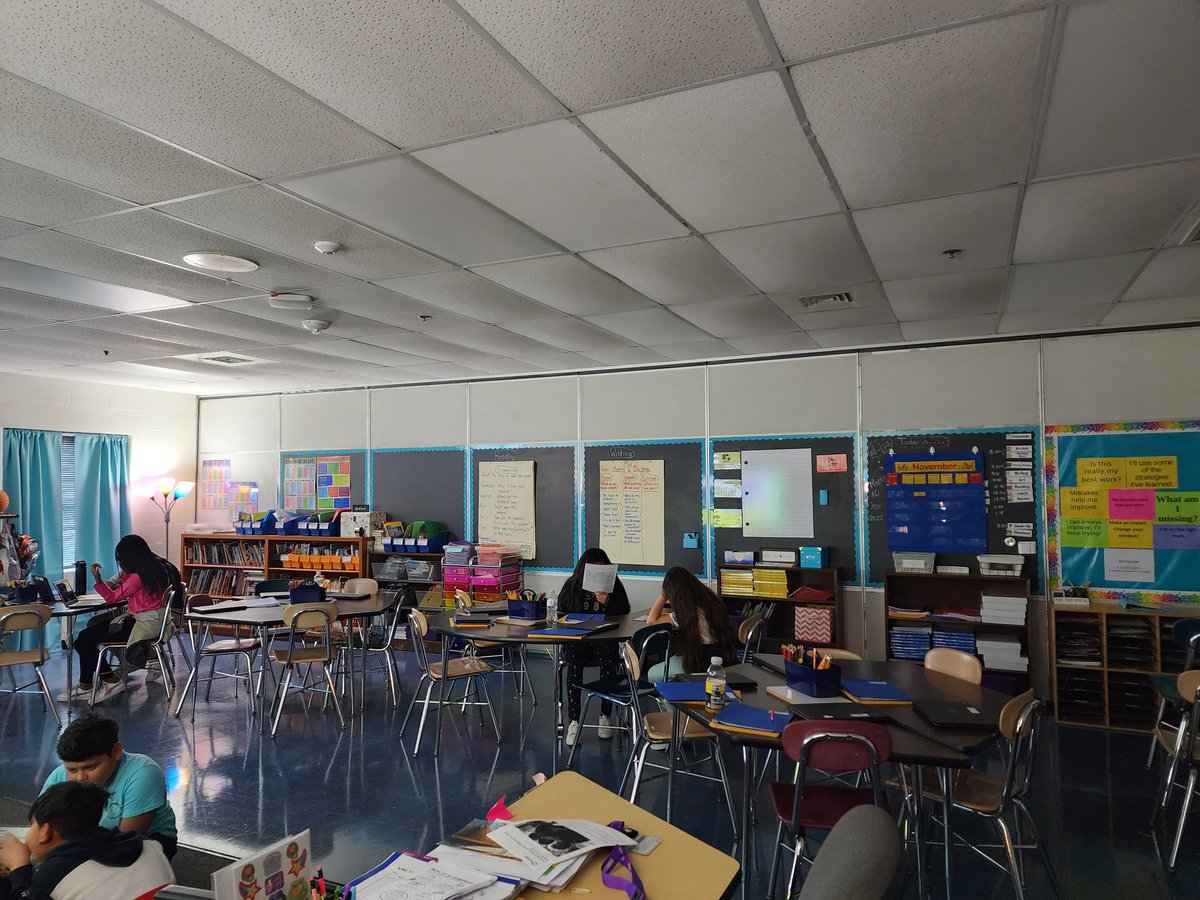 Mrs_Moore_fcps's tweet image. Students working together to determine their claim through investigation. #IncreaseEngagement #SIOP #MoESGators #OneTeamOneGoal