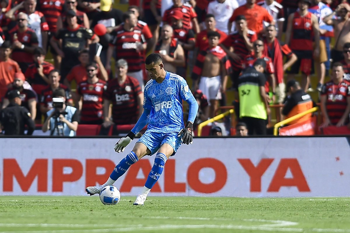 Flamengo's tweet photo. Aderbar Santos não é milagroso só no nome. Gigante silencioso, gelado, que ostenta uma segurança singular. O cara é diferenciado mesmo: encara a responsa e encaixa o nome na história. Dizem que todo grande time começa com um grande goleiro... Se é assim, somos um TIMAÇO. #M3NGO https://t.co/z3q4Fj06L5